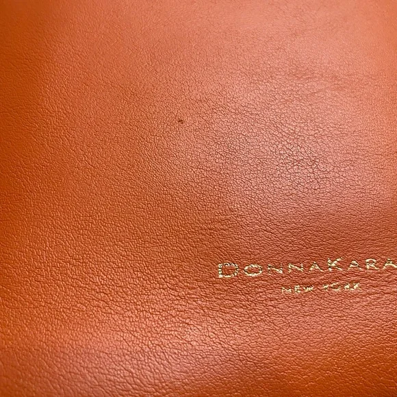 Donna Karan Adan Bucket Bag 100% Leather Pockets & Interior w/ Adjustable Strap - Picture 13 of 13